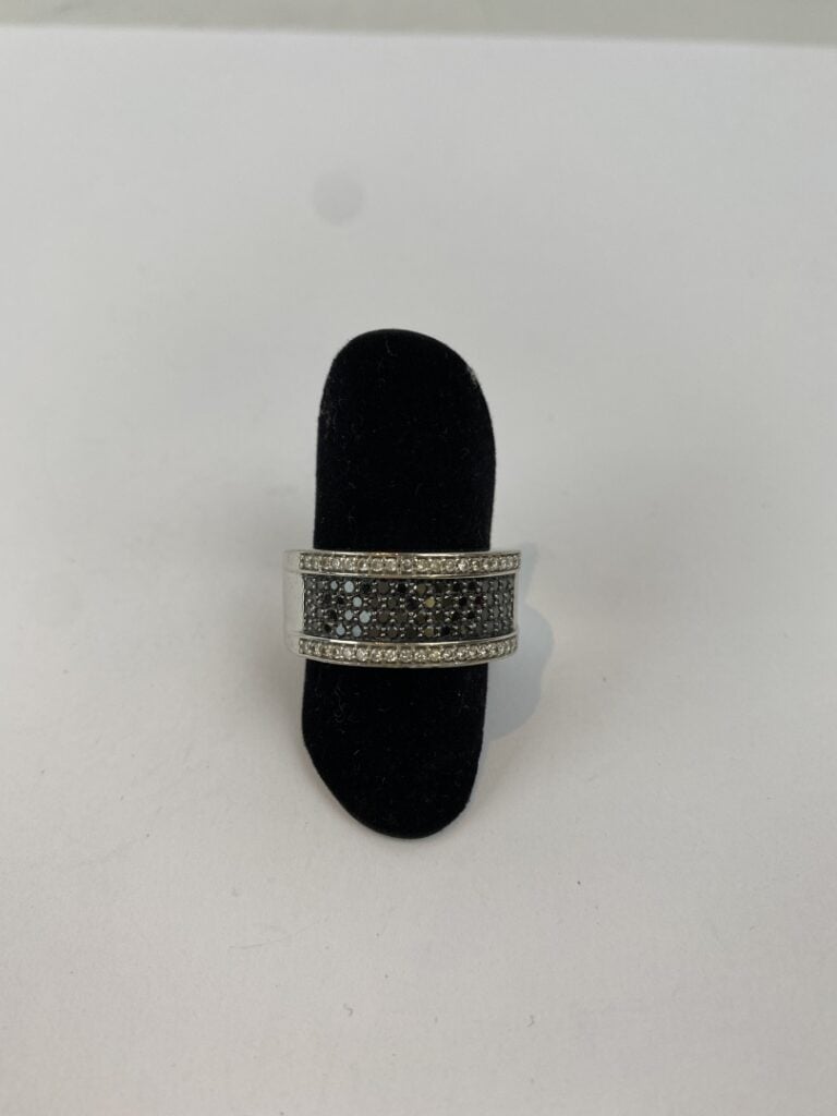 Large bague bandeau en or gris (750) centrée d'un pavage de diamants noirs de t…