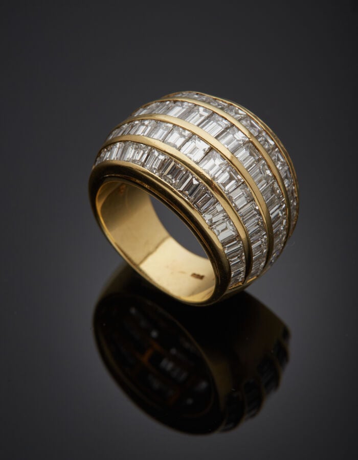 Large BAGUE bombée en jaune (750‰) serti de cinq alignements de diamants taille…
