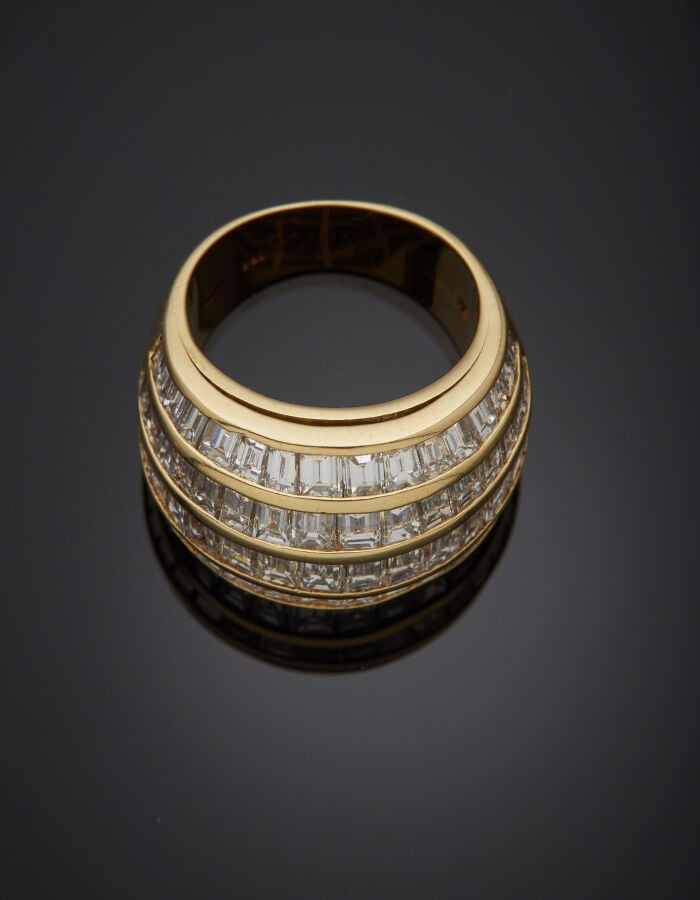 Large BAGUE bombée en jaune (750‰) serti de cinq alignements de diamants taille…