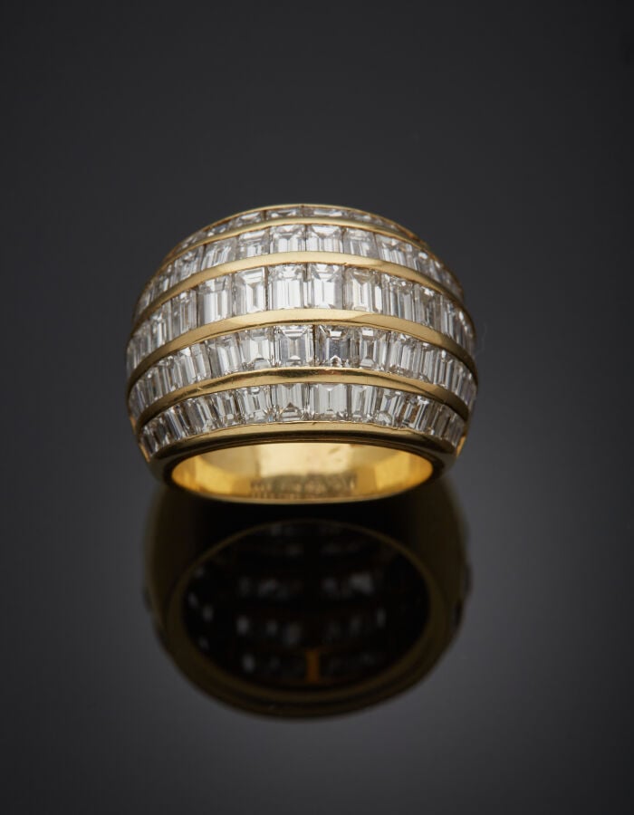 Large BAGUE bombée en jaune (750‰) serti de cinq alignements de diamants taille…