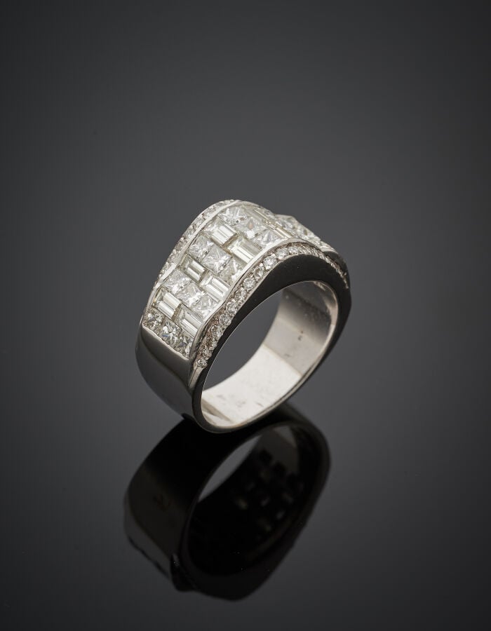 Large BAGUE bombée en or gris (750‰) serti de diamants taille princesse et bagu…