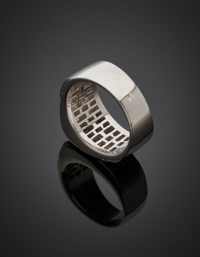 Large BAGUE bombée en or gris (750‰) serti de diamants taille princesse et bagu…