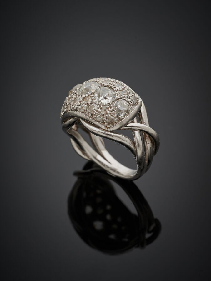 Large BAGUE bombée "volutes" en platine (min. 800‰) ajouré, serti de diamants t…
