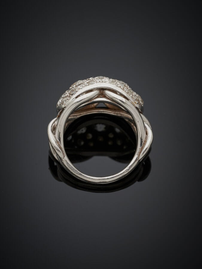 Large BAGUE bombée "volutes" en platine (min. 800‰) ajouré, serti de diamants t…
