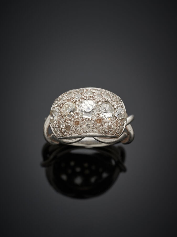 Large BAGUE bombée "volutes" en platine (min. 800‰) ajouré, serti de diamants t…