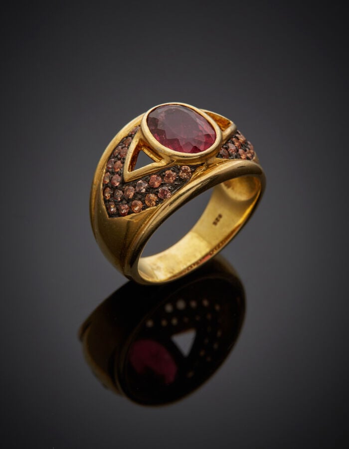 Large BAGUE en argent et vermeil (925‰) ajouré, centrée d'une tourmaline rose (…