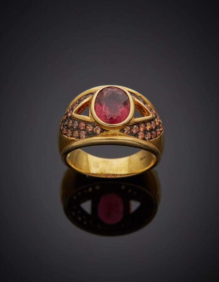 Large BAGUE en argent et vermeil (925‰) ajouré, centrée d'une tourmaline rose (…