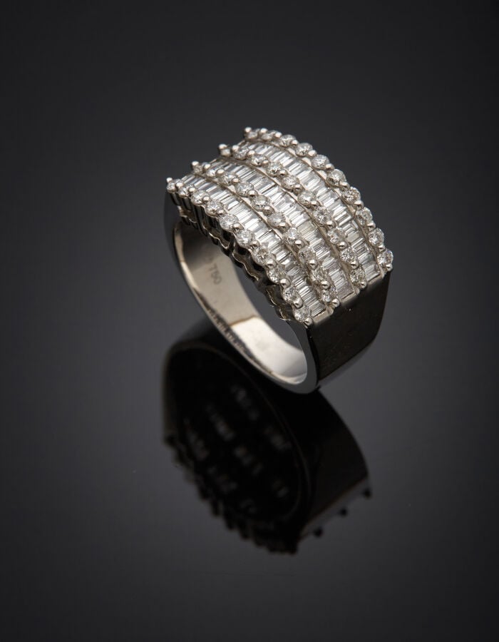 Large BAGUE en or gris (750‰) serti d'alignements de diamants taille brillant e…