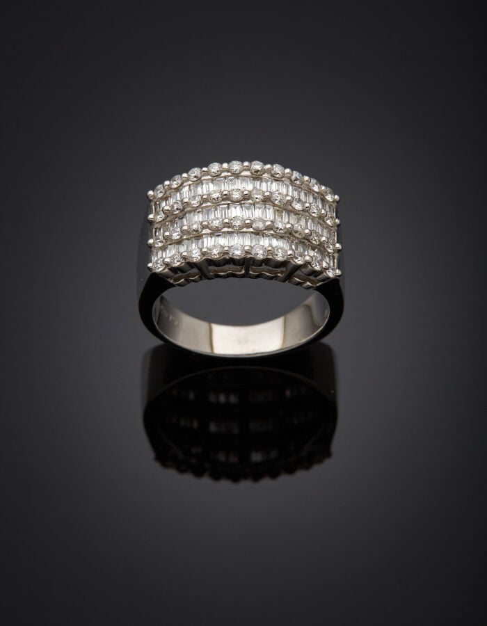 Large BAGUE en or gris (750‰) serti d'alignements de diamants taille brillant e…