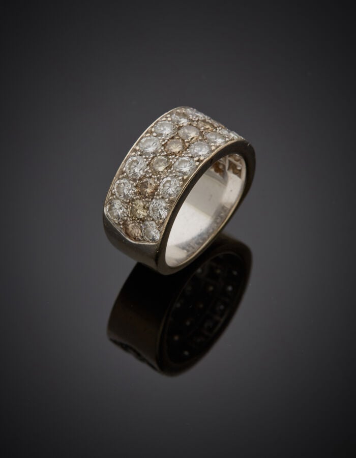 Large BAGUE en or gris (750‰) serti de trois alignements de diamants taille bri…