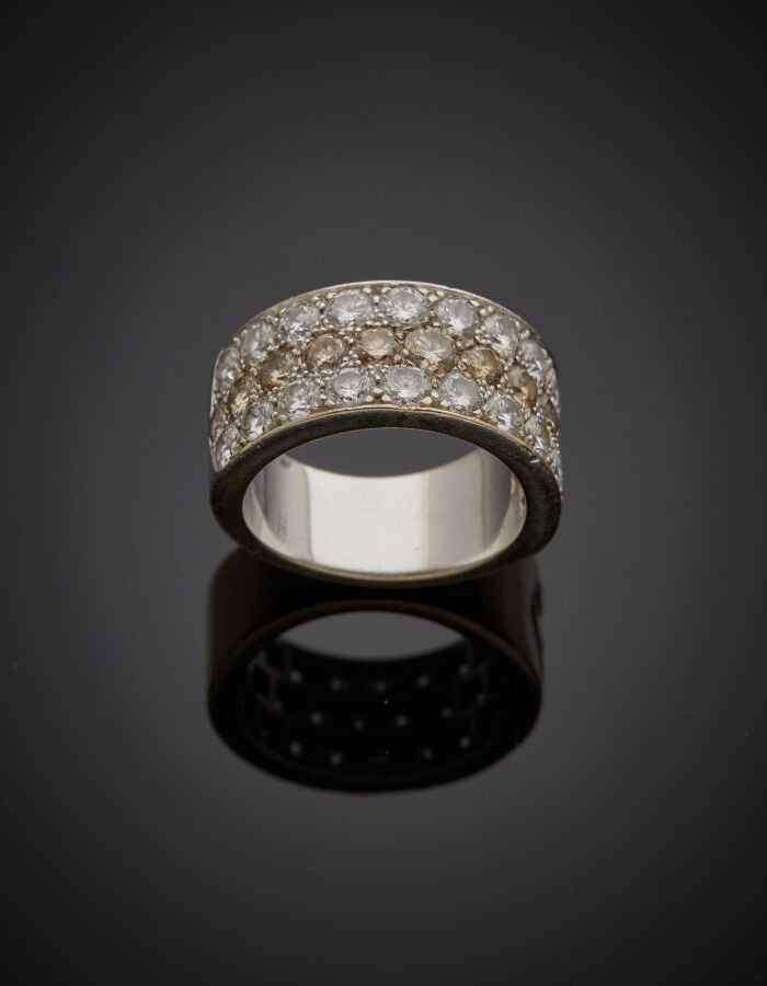 Large BAGUE en or gris (750‰) serti de trois alignements de diamants taille bri…