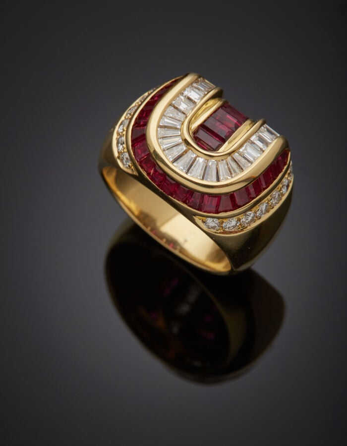 Large BAGUE en or jaune (750‰) à motifs "U", serti d'alignements de diamants ta…