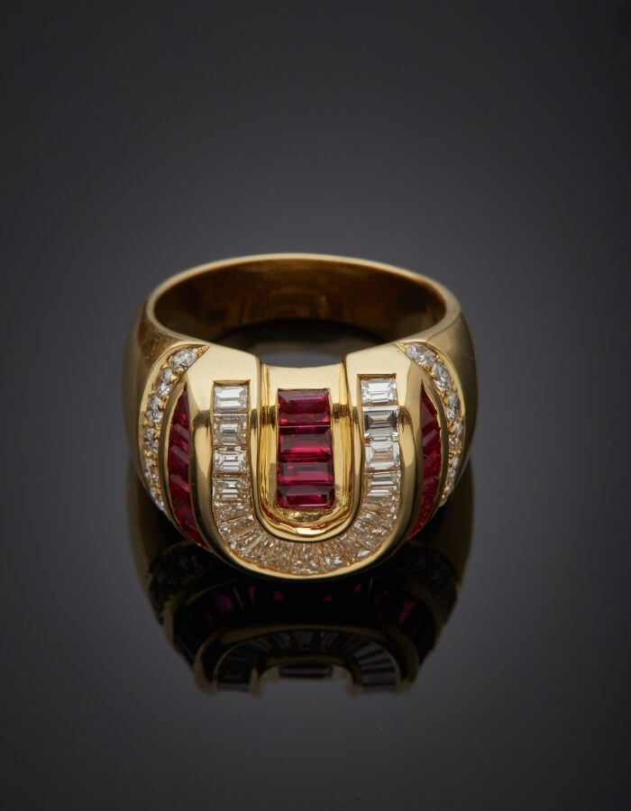 Large BAGUE en or jaune (750‰) à motifs "U", serti d'alignements de diamants ta…