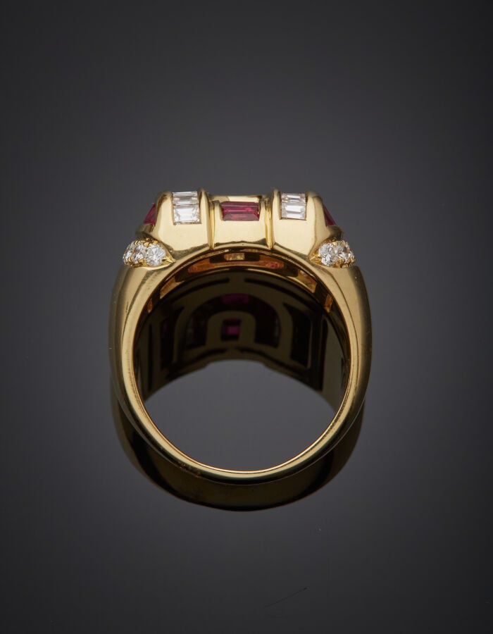 Large BAGUE en or jaune (750‰) à motifs "U", serti d'alignements de diamants ta…