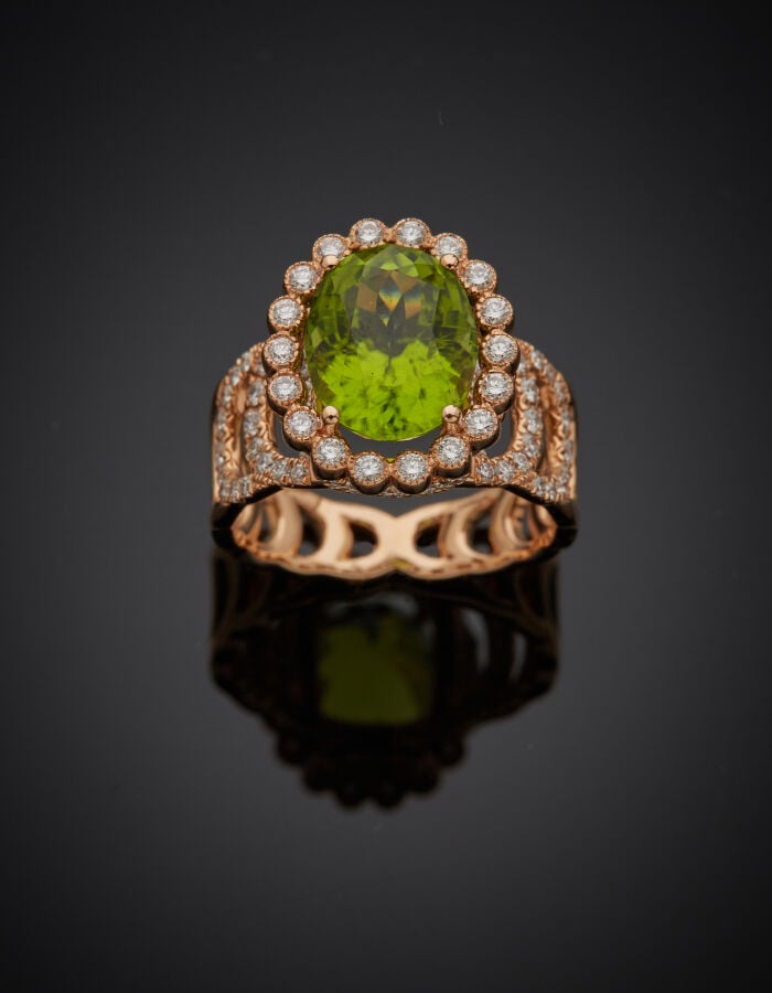 Large BAGUE « marguerite » en or rose (750‰) ajouré, à motifs de demi-lunes, se…