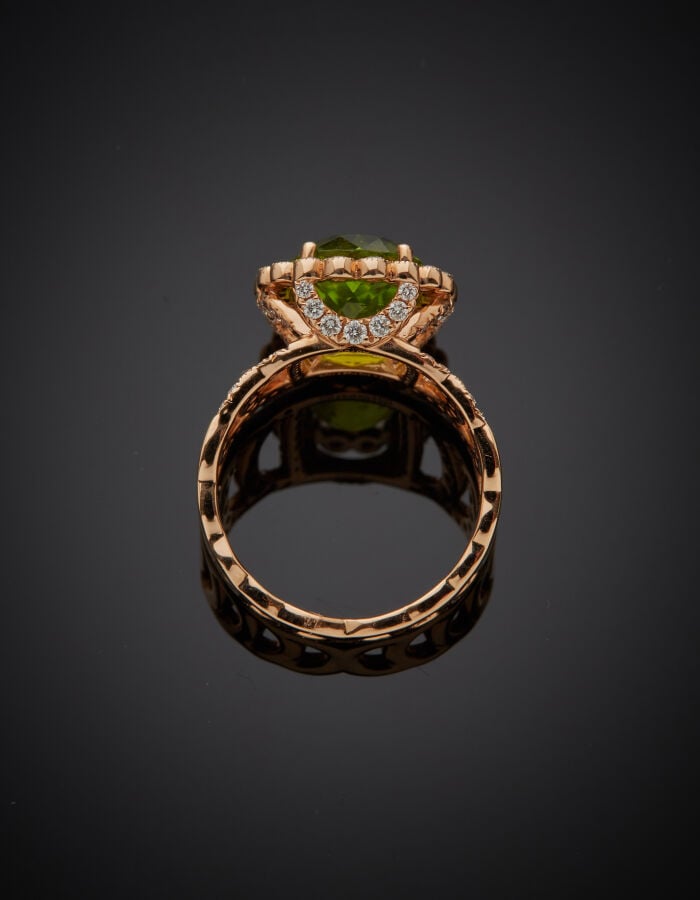 Large BAGUE « marguerite » en or rose (750‰) ajouré, à motifs de demi-lunes, se…