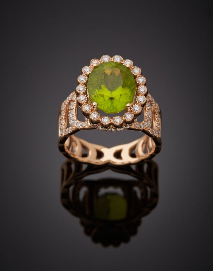 Large BAGUE « marguerite » en or rose (750‰) ajouré, à motifs de demi-lunes, se…