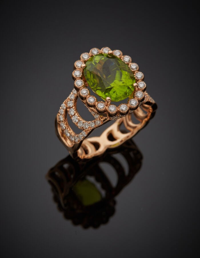 Large BAGUE « marguerite » en or rose (750‰) ajouré, à motifs de demi-lunes, se…