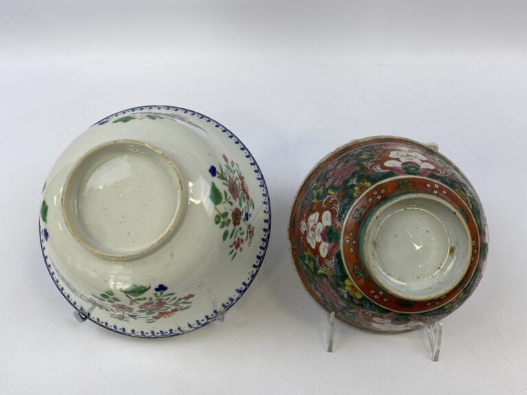 LARGE BOL EN PORCELAINE A DECOR EMAILLE POLYCHROME HINDOUISTE DANS LE STYLE DE…