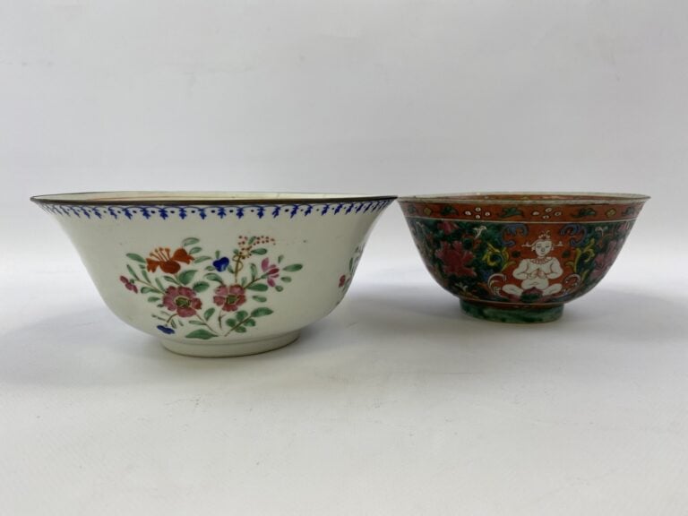 LARGE BOL EN PORCELAINE A DECOR EMAILLE POLYCHROME HINDOUISTE DANS LE STYLE DE…