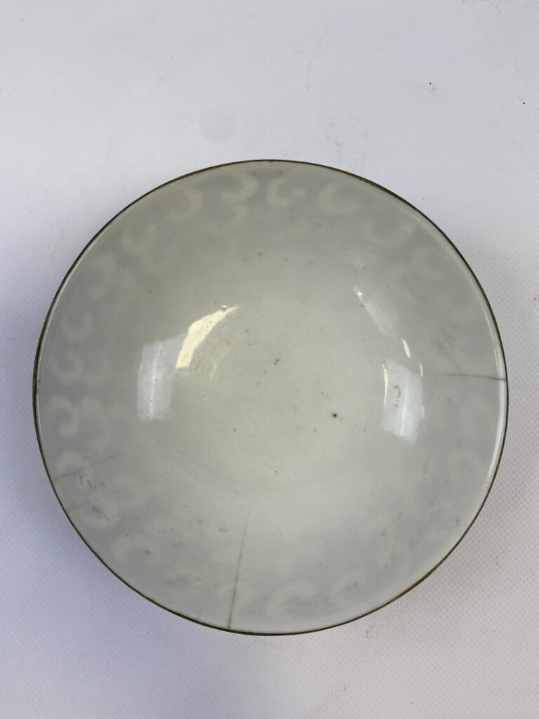 LARGE BOL EN PORCELAINE BLEU BLANC - Vietnam - Au décor d'un dragon parmi les n…