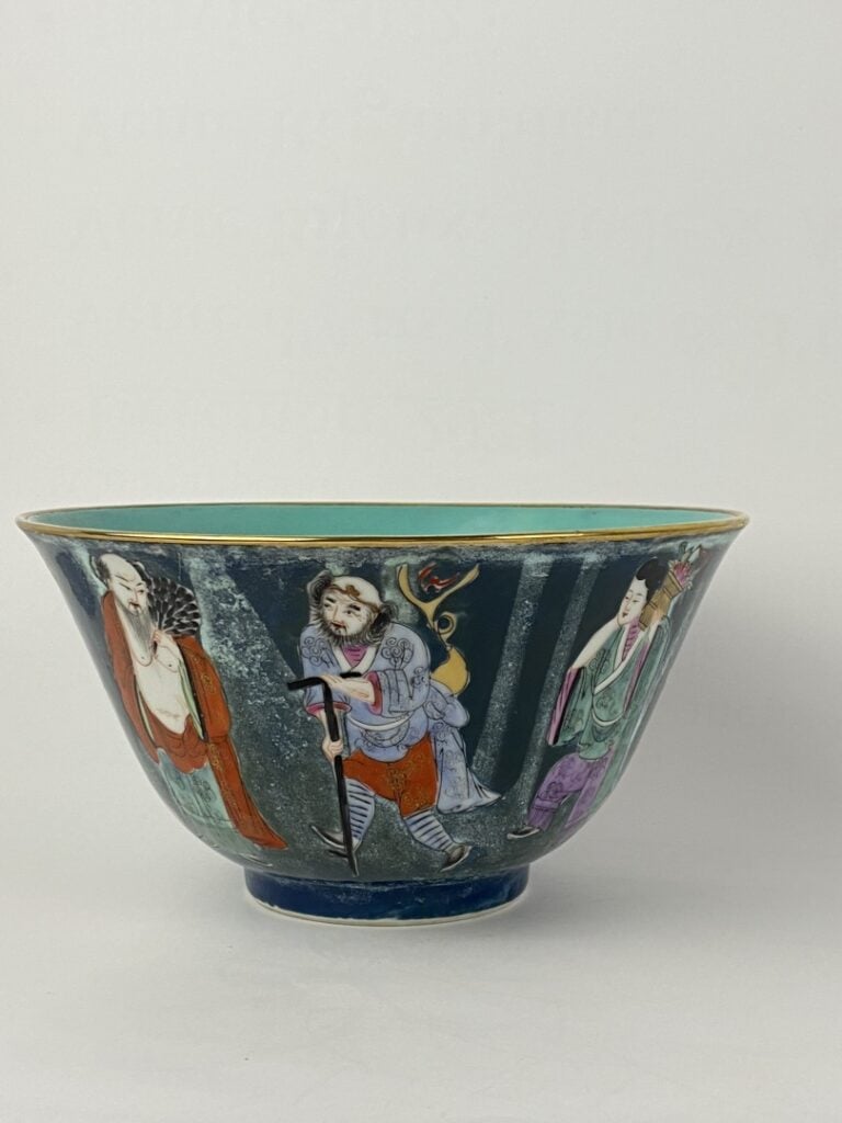 Large bol en porcelaine émaillé sur fond bleu nuit - Chine, Moderne - A décor d…