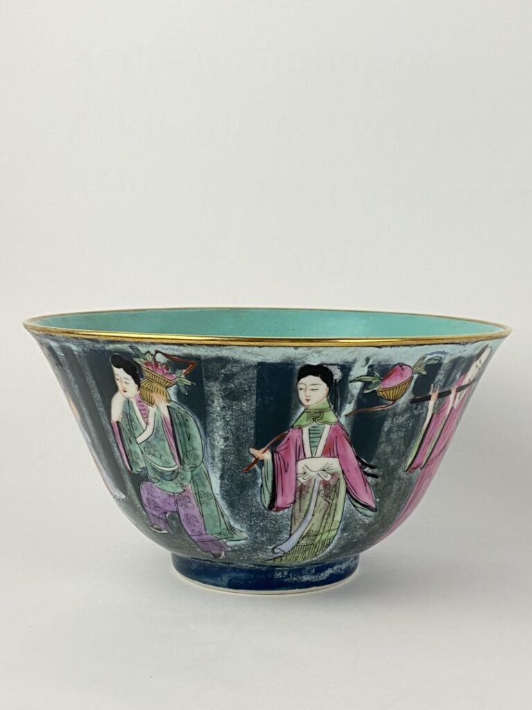 Large bol en porcelaine émaillé sur fond bleu nuit - Chine, Moderne - A décor d…