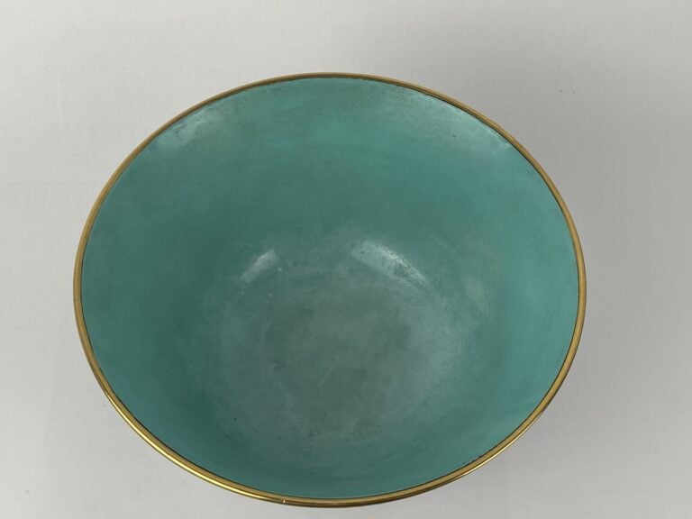 Large bol en porcelaine émaillé sur fond bleu nuit - Chine, Moderne - A décor d…