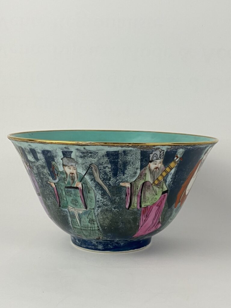 Large bol en porcelaine émaillé sur fond bleu nuit - Chine, Moderne - A décor d…