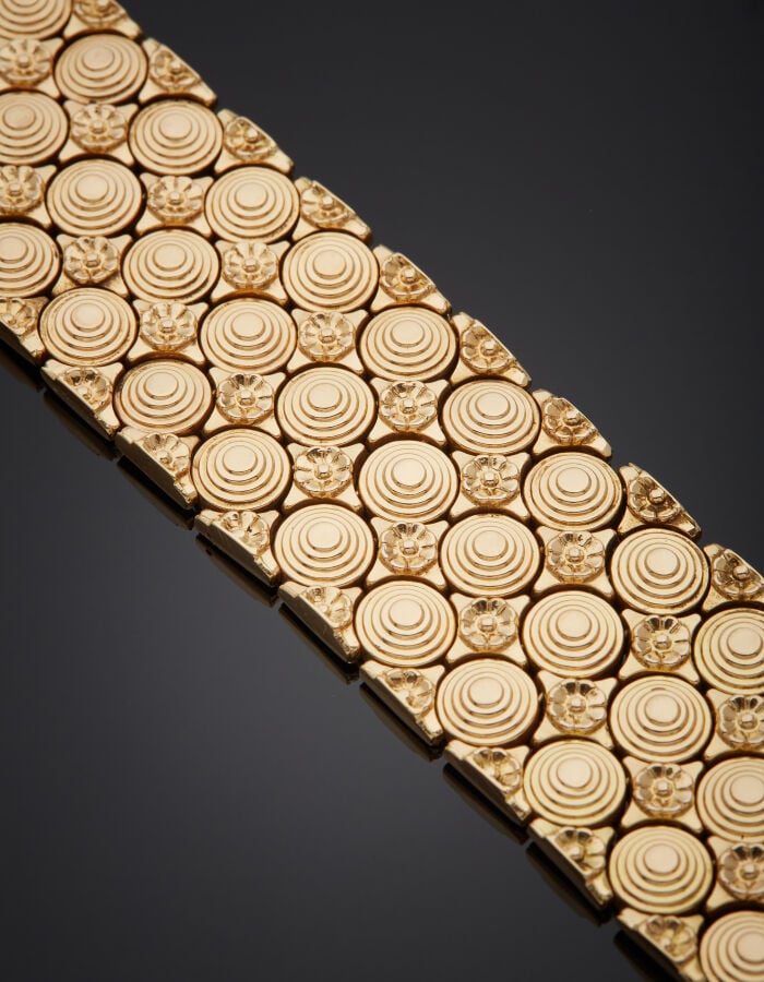 Large BRACELET "manchette" articulé en or rose (750‰) à décor de pastilles godr…