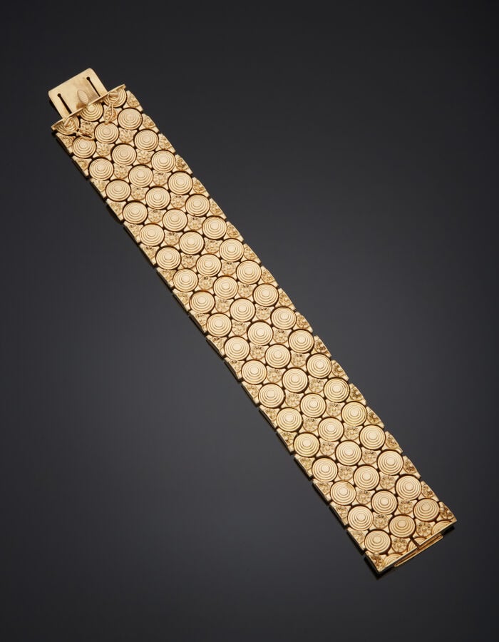 Large BRACELET "manchette" articulé en or rose (750‰) à décor de pastilles godr…
