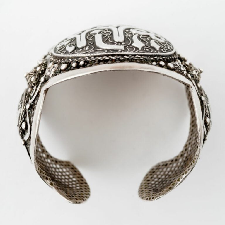 Large bracelet manchette en argent (800) orné de trois médaillons inscrits sur…