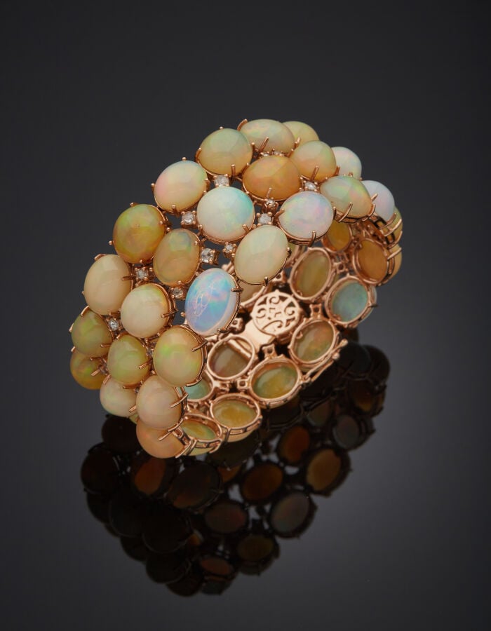 Large BRACELET "manchette" en or rose (585‰) 14 carats, articulé, serti de 45 o…