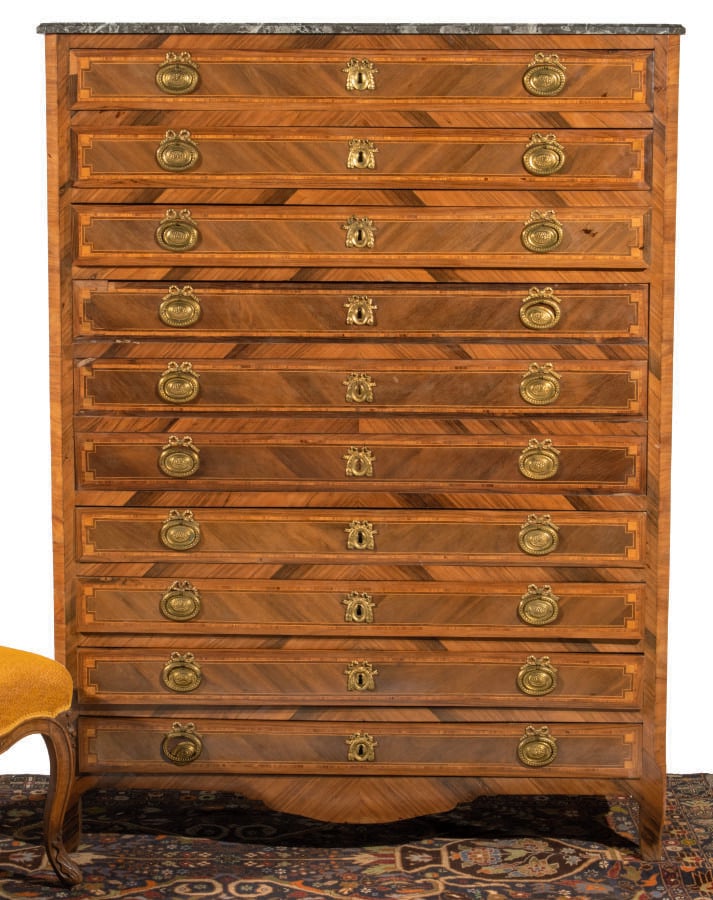 Large chiffonnier en placage de marqueterie ouvrant par quatre tiroirs dans la…