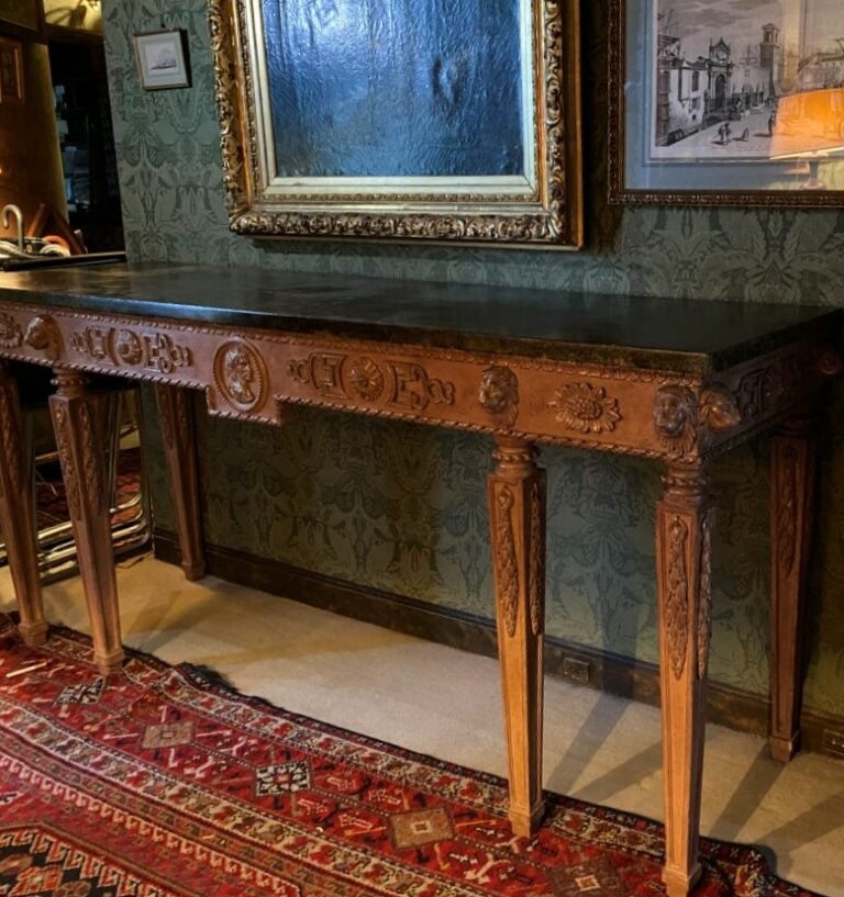 Large console rectangulaire en bois sculpté et laqué. - Le plateau peint à l'im…