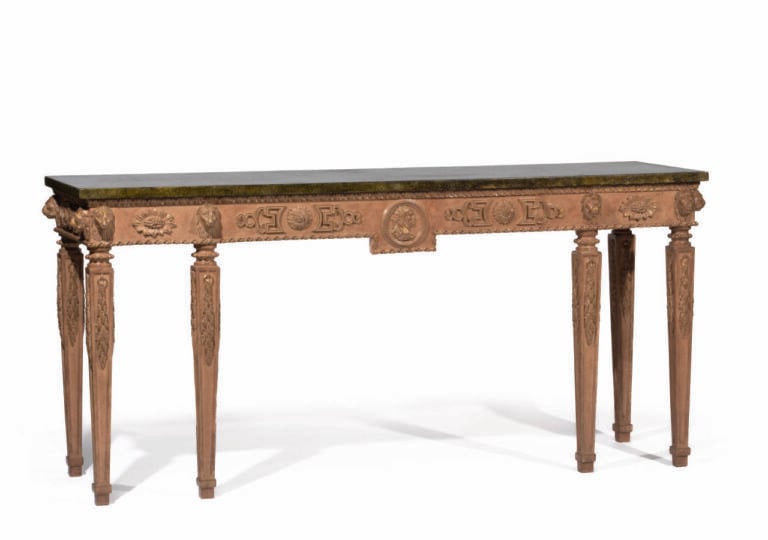 Large console rectangulaire en bois sculpté et laqué. - Le plateau peint à l'im…
