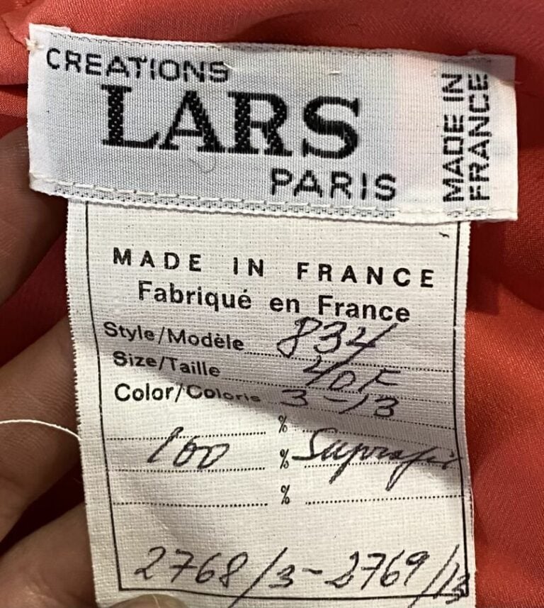 LARS Paris - Robe cocktail à manches longues de coleur corail ; le haut à motif…