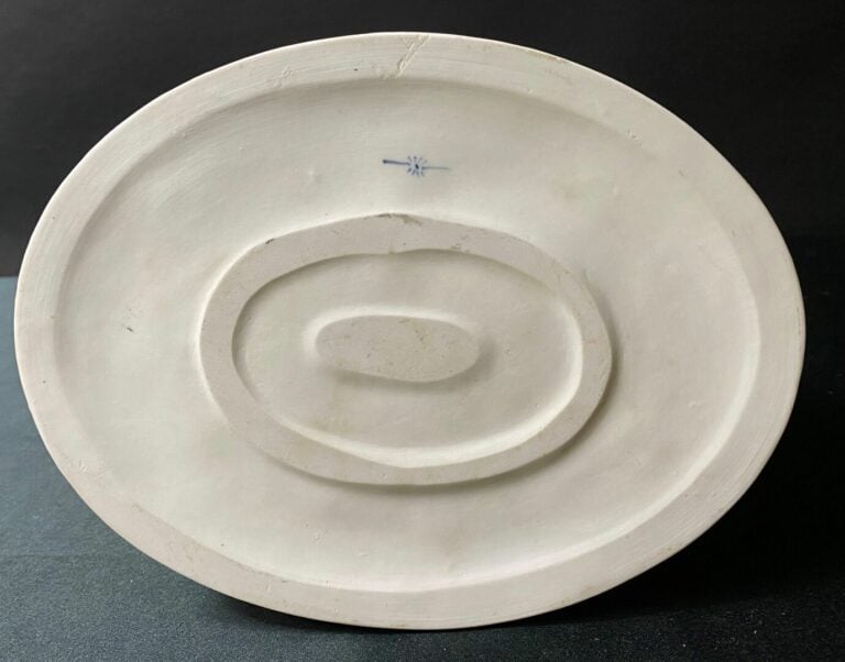LATOUR - Groupe sculpté en biscuit figurant une scène galante - Marque sous la…