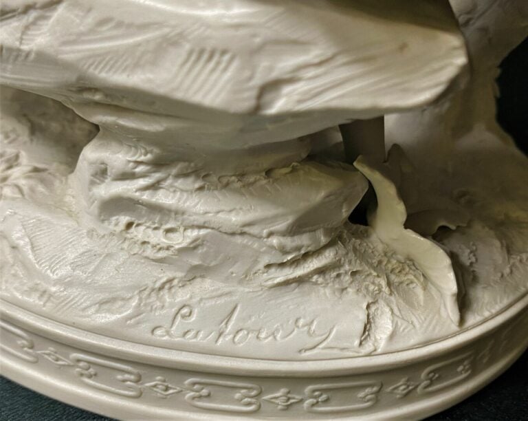 LATOUR - Groupe sculpté en biscuit figurant une scène galante - Marque sous la…