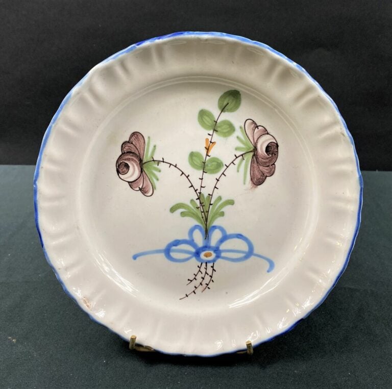 LAVOYE (attribuée à) - Assiette à bord godronné, décor polychrome de deux roses…