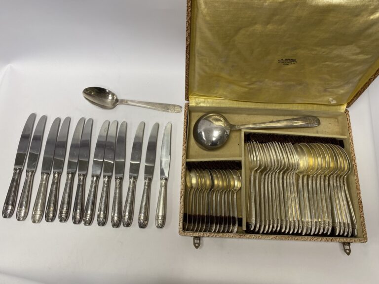 LE MONDIAL. - Partie de ménagère en métal argenté, comprenant douze fourchettes…