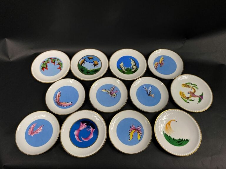 LE TALLEC à Paris - Suite de douze assiettes en porcelaine à décor polychrome d…
