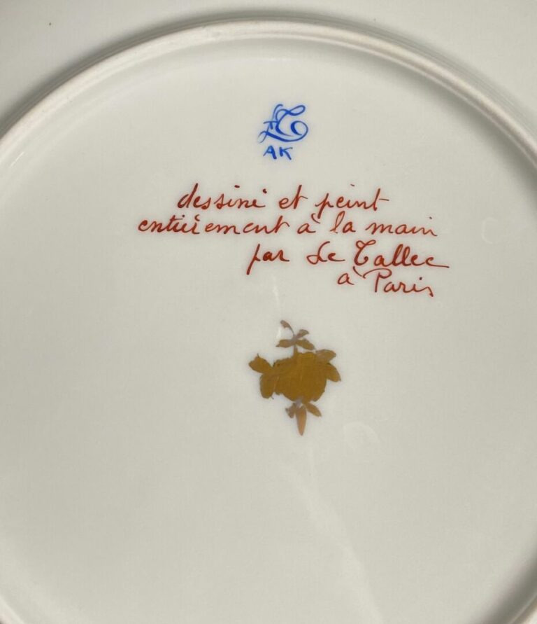 LE TALLEC à Paris - Suite de douze assiettes en porcelaine à décor polychrome d…