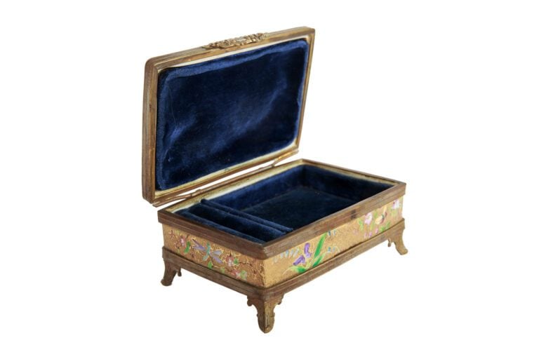 LE TALLEC. - Coffret à bijoux en porcelaine à décor polychrome d'oiseaux dans d…