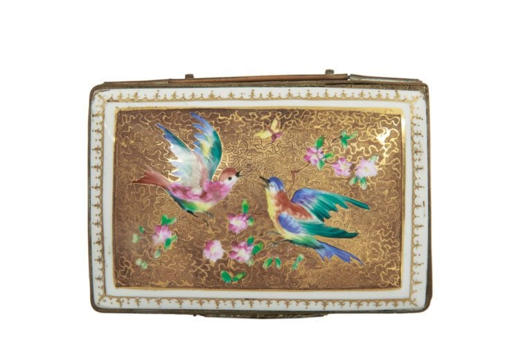 LE TALLEC. - Coffret à bijoux en porcelaine à décor polychrome d'oiseaux dans d…