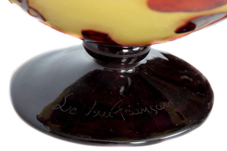 LE VERRE FRANCAIS. - Coupe en verre double couche à décor dégagé à l'acide de f…