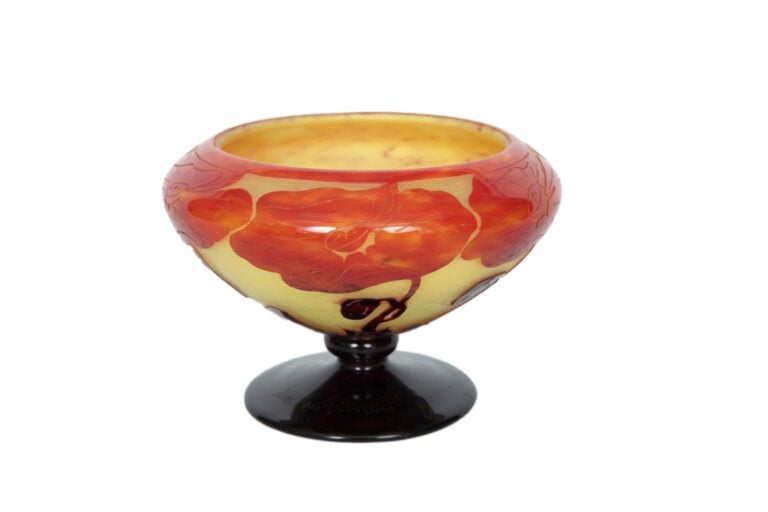 LE VERRE FRANCAIS. - Coupe en verre double couche à décor dégagé à l'acide de f…