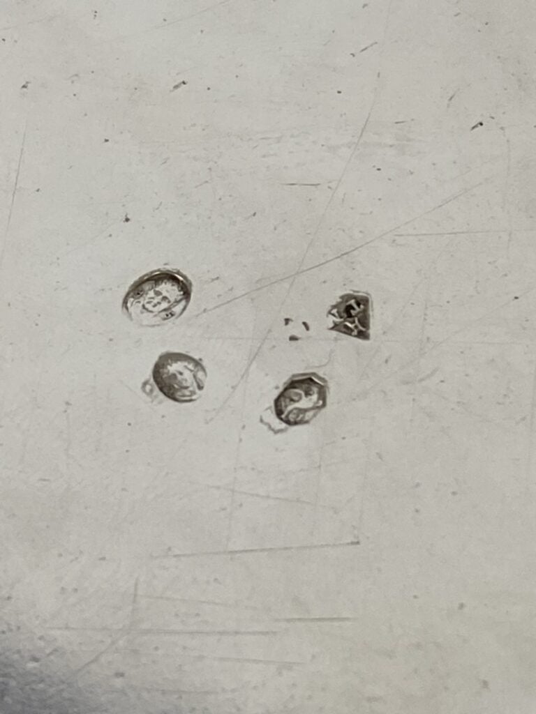 Légumier et sa coupelle en argent au décor ciselé de feuilles de vignes et bran…