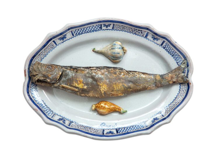 Léon BRARD (1830-1902). - Plat ovale en faïence à décor en relief d'un poisson…