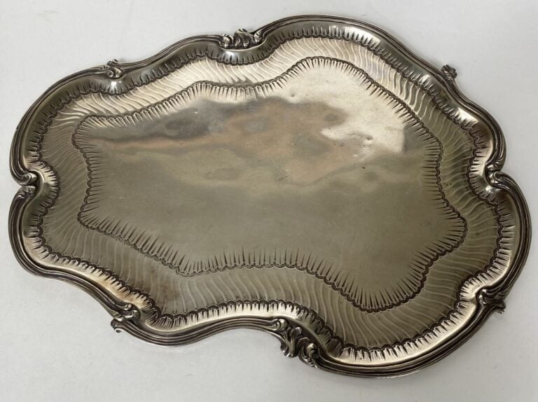 Léon LAPAR - Plateau en argent (925 ‰) de forme chantournée à agrafes et fond à…